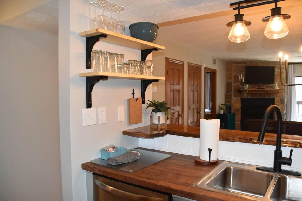 Ferienwohnung Cozy Mountain Getaway! Mountain Views! 2 Bed, 2 Bath, Sleeps 6 Gatlinburg Exterior foto